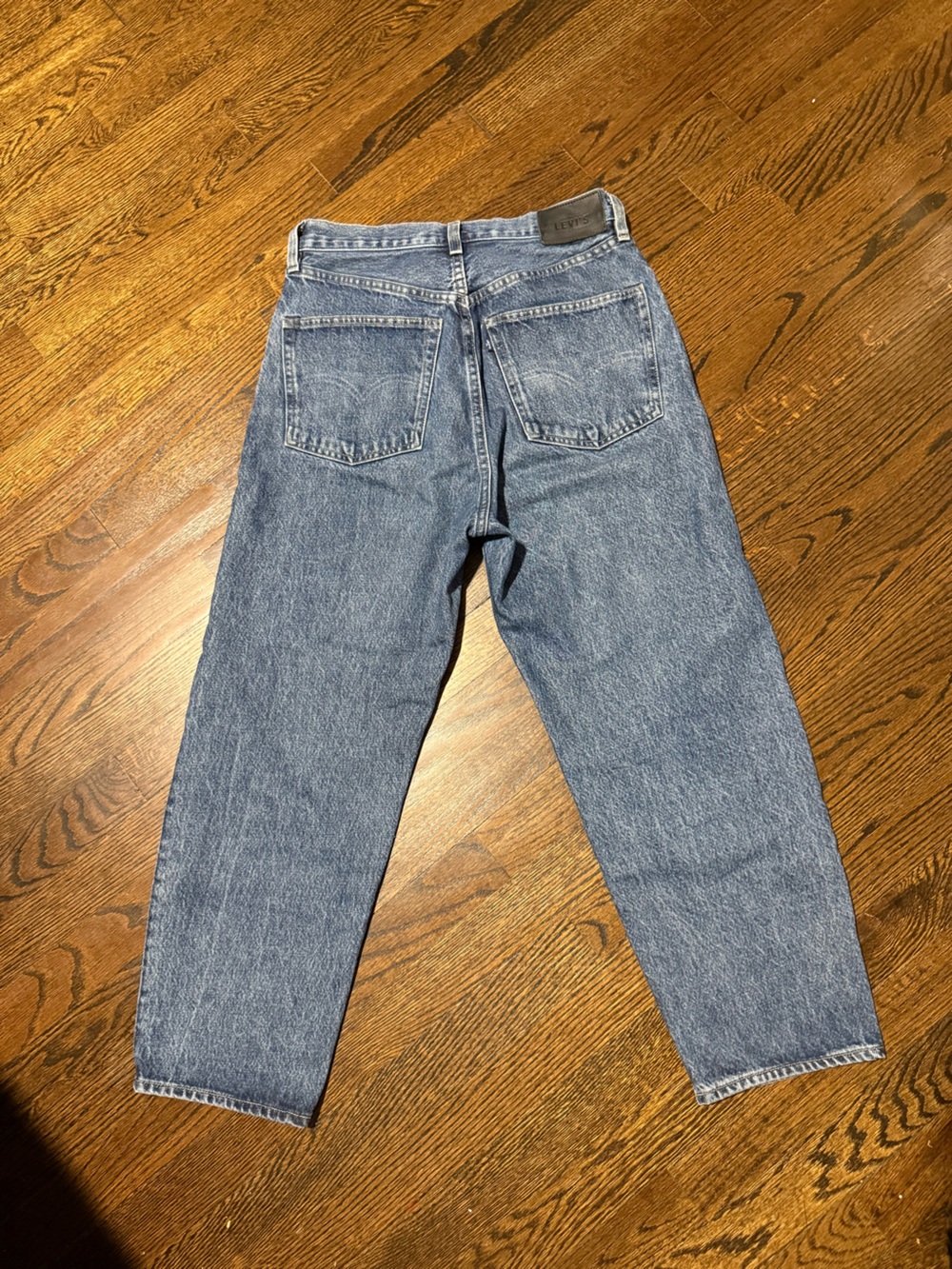 Levi's High-Rise Cropped Ankle Jeans in Medium Blue - Picture 9 of 12